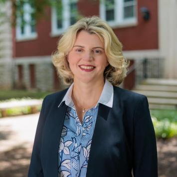 Headshot photo of Jennifer Hunter 