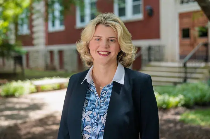 Headshot photo of Jennifer Hunter 